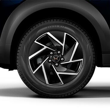 Mahindra XUV 3XO EV R17 diamond-cut alloy wheels
