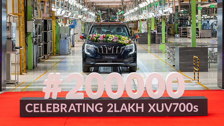 Mahindra Celebrating 2 lacs XUV700s  